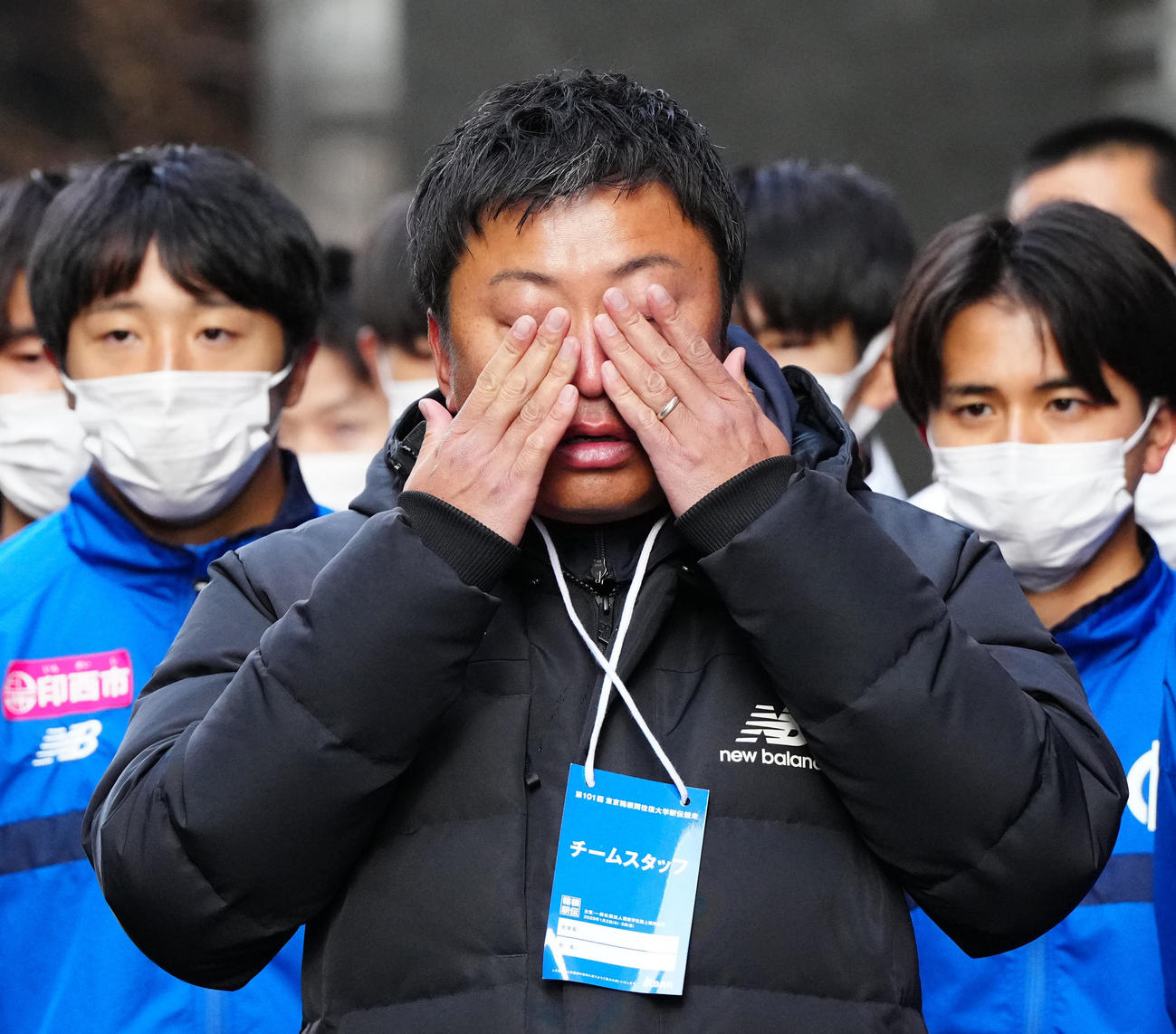 総合11位に終わり、報告会で涙をぬぐう順大の長門監督（撮影・江口和貴）