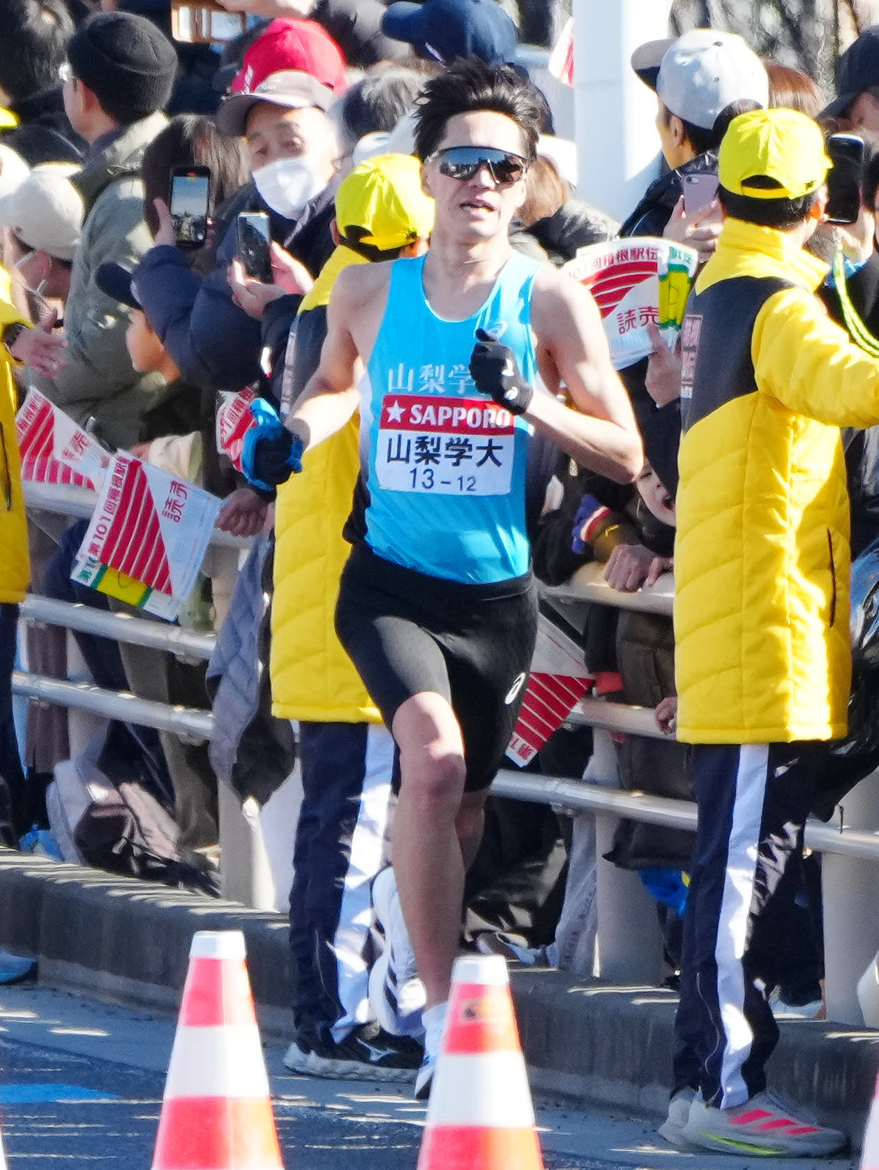 平塚中継所に向かう山梨学院大3区村上（撮影・江口和貴）