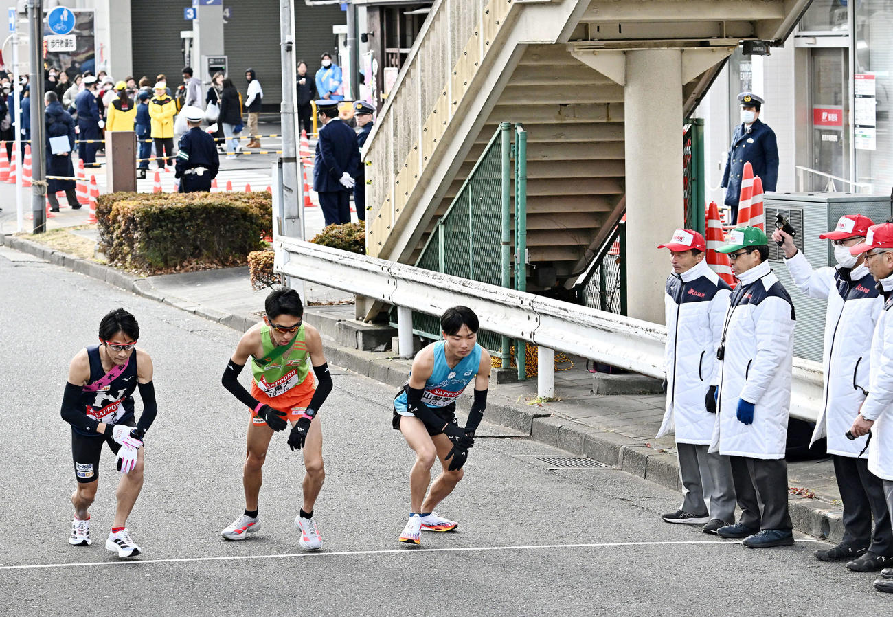 鶴見中継所で繰り上げスタートする10区の、左から日大・山口、大東大・庄司、山梨学院大・土器屋（撮影・滝沢徹郎）