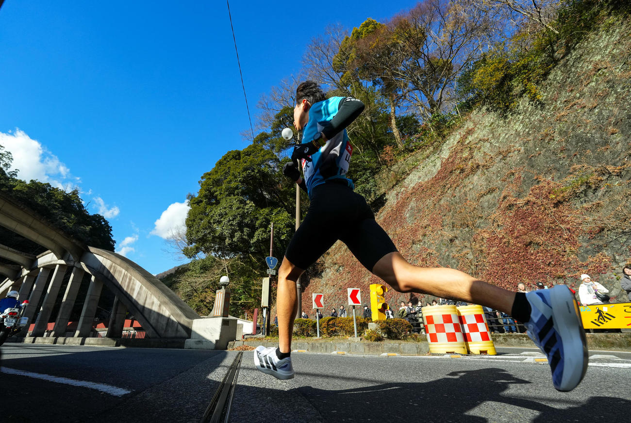 東京箱根間往復大学駅伝競走　ゴールに向かって疾走する山梨学院大5区弓削（撮影・菅敏）