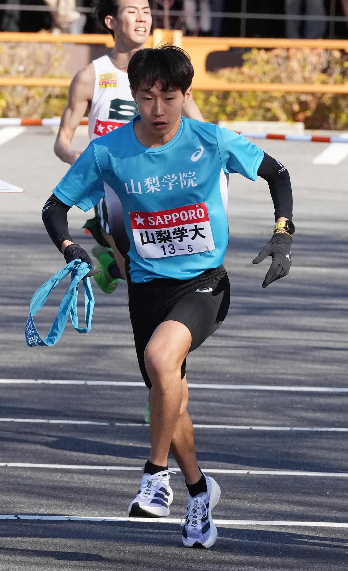 山梨学院大5区弓削は小田原中継所を出発する（撮影・鈴木みどり）