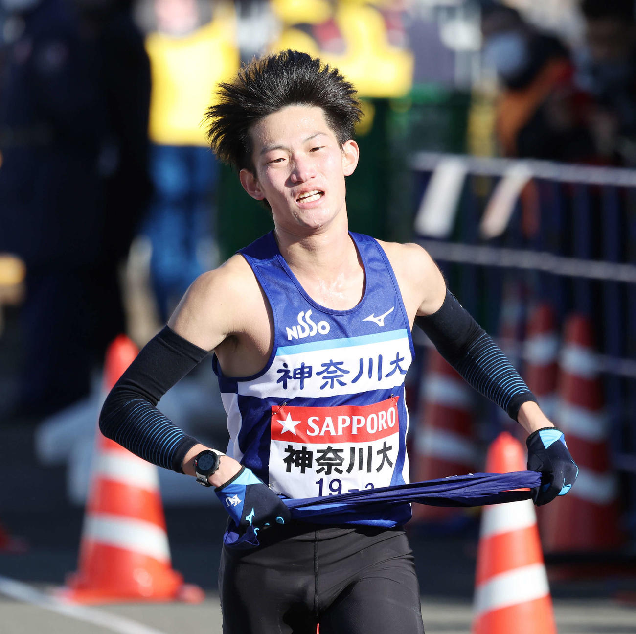 戸塚中継所に駆け込む神奈川大2区宮本（撮影・宮地輝）