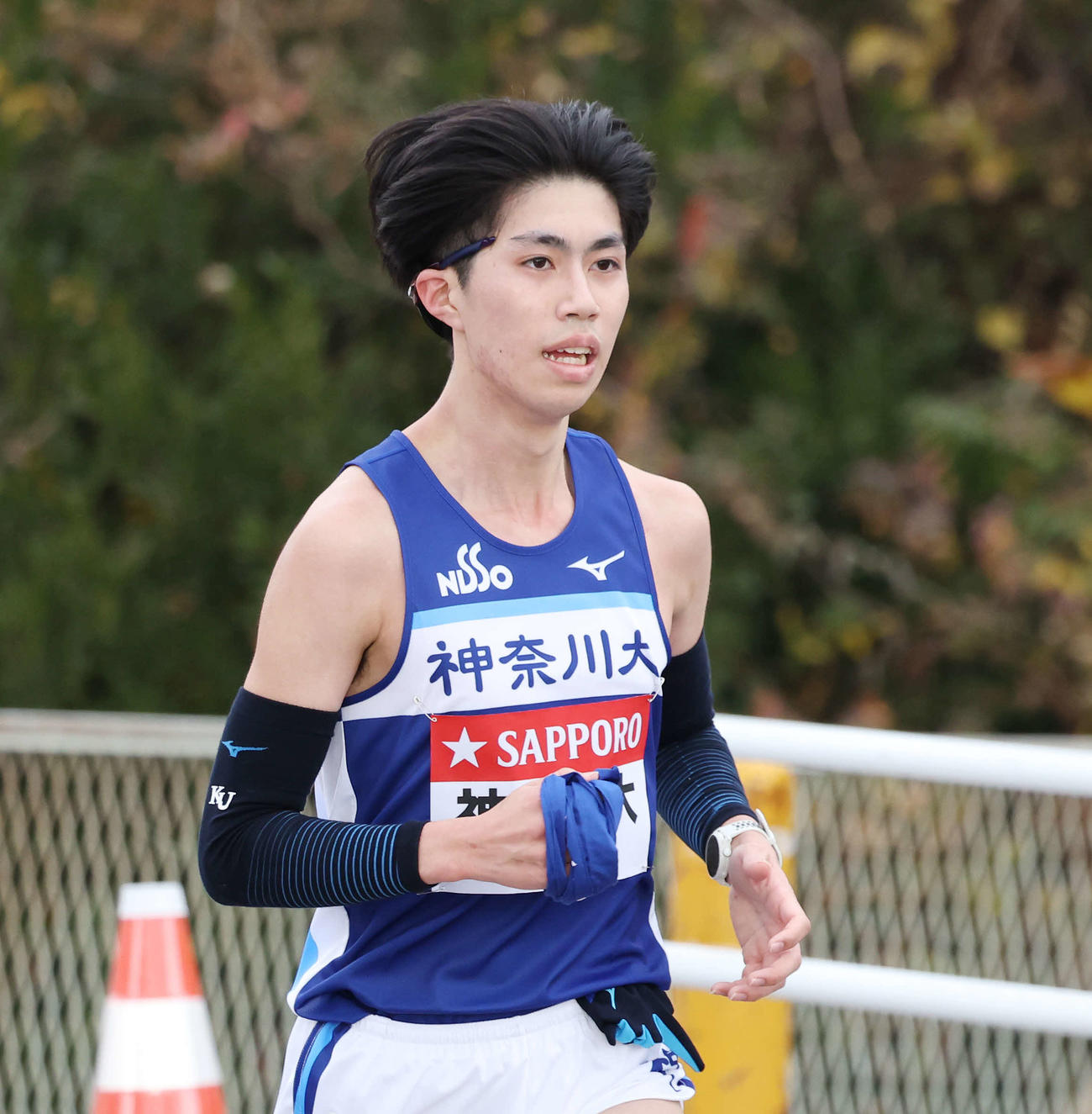 平塚中継所手前を力走する神奈川大7区新妻（撮影・宮地輝）