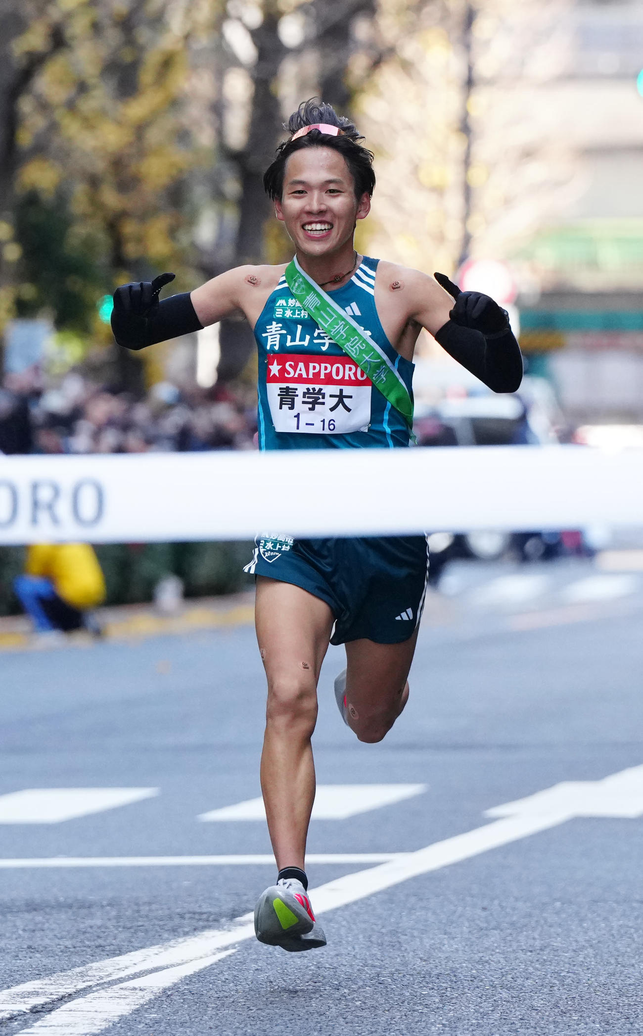 優勝テープに向かう青学大10区小河原（撮影・江口和貴）