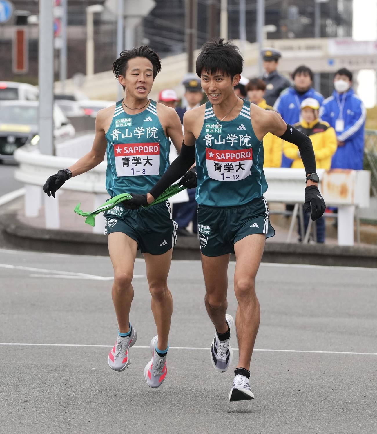 箱根駅伝　復路　戸塚中継所でタスキリレーする青学大8区塩出（左）と9区田中（撮影・垰建太）