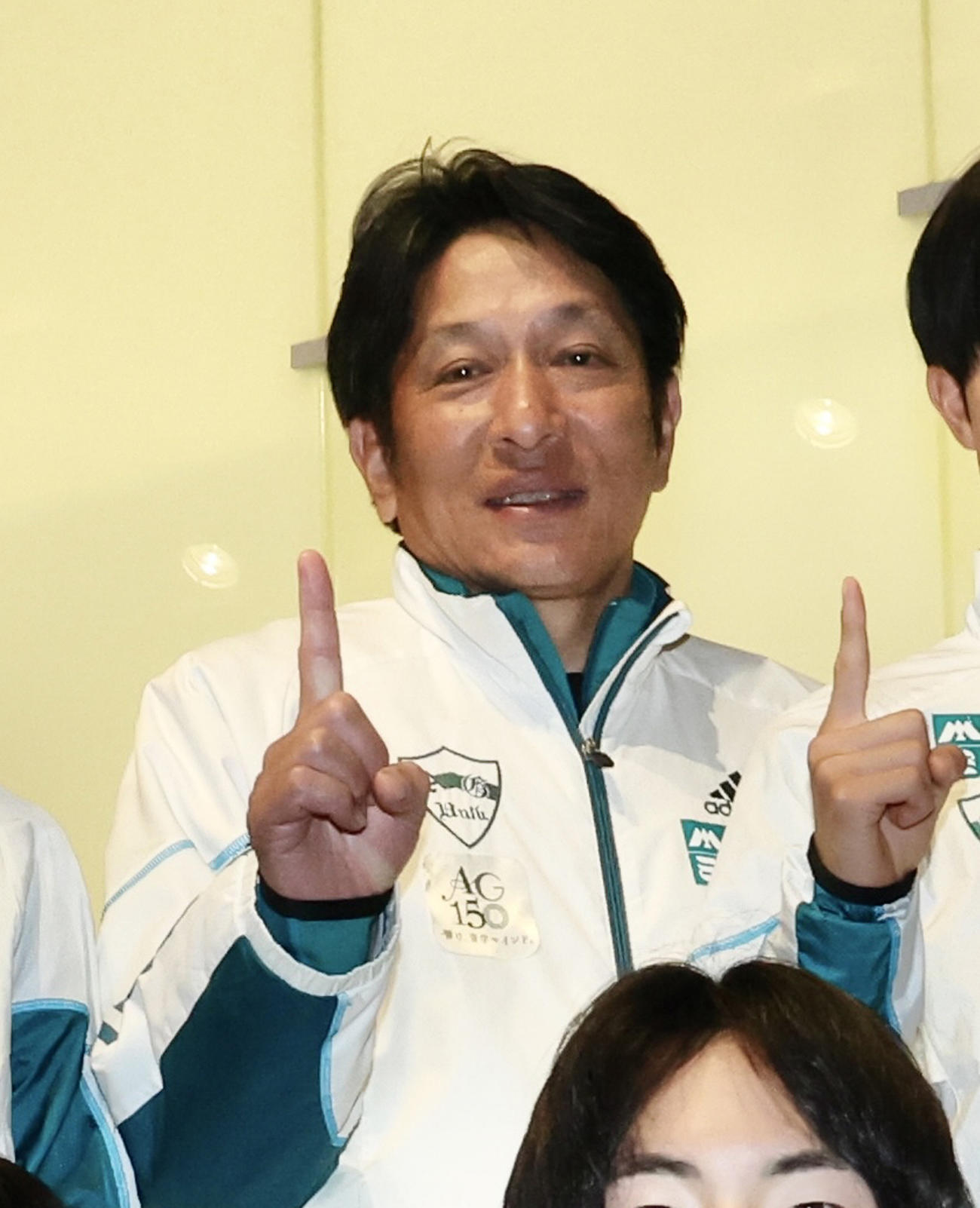 総合優勝を果たし、会見後に選手たちと写真に納まる青学大・原監督（後列左から2人目）（撮影・河田真司）