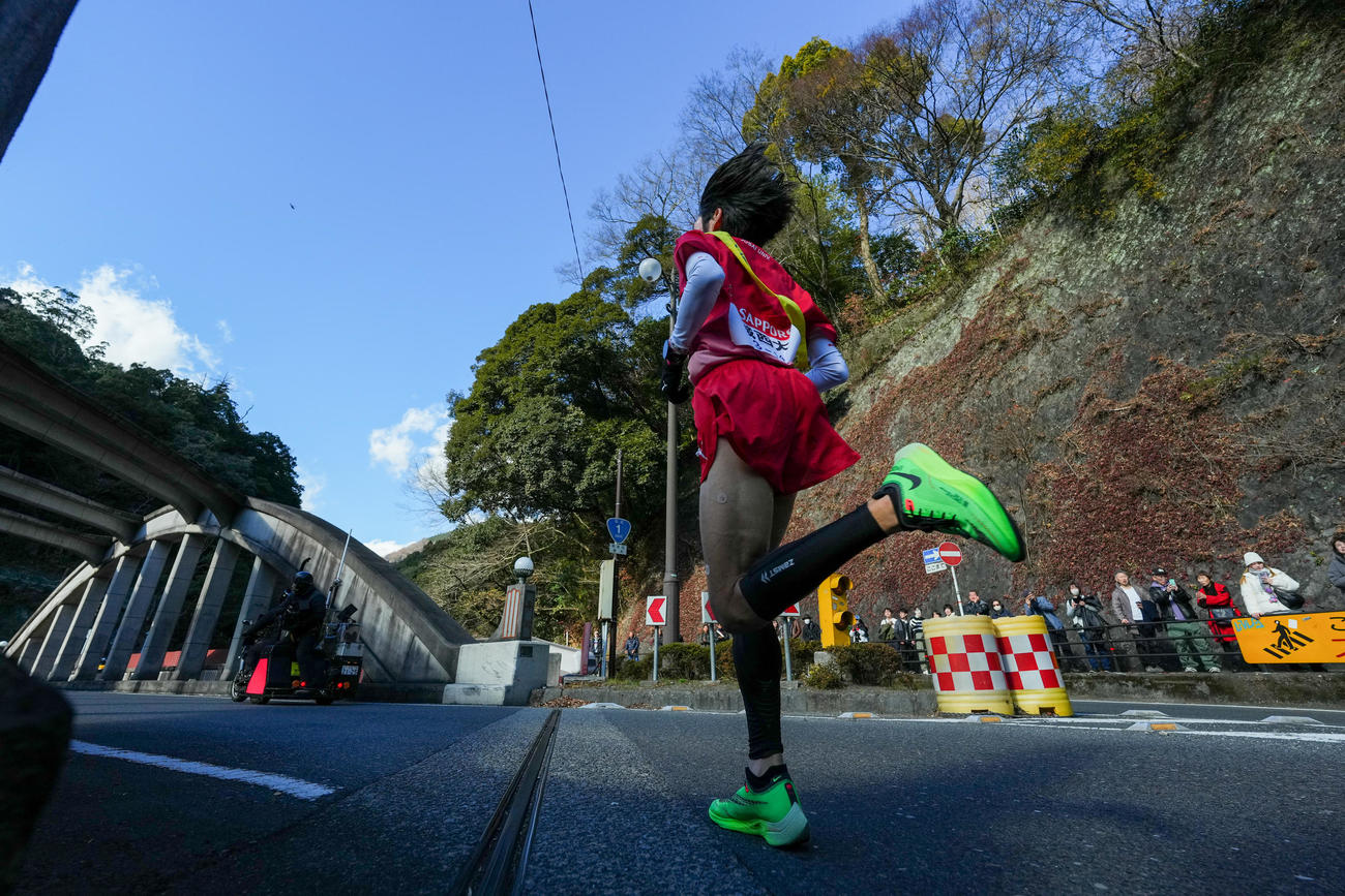 東京箱根間往復大学駅伝競走　ゴールに向かって疾走する城西大5区斉藤（撮影・菅敏）