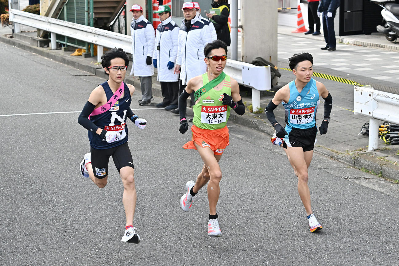 鶴見中継所で繰り上げスタートする10区の、左から日大・山口、大東大・庄司、山梨学院大・土器屋（撮影・滝沢徹郎）