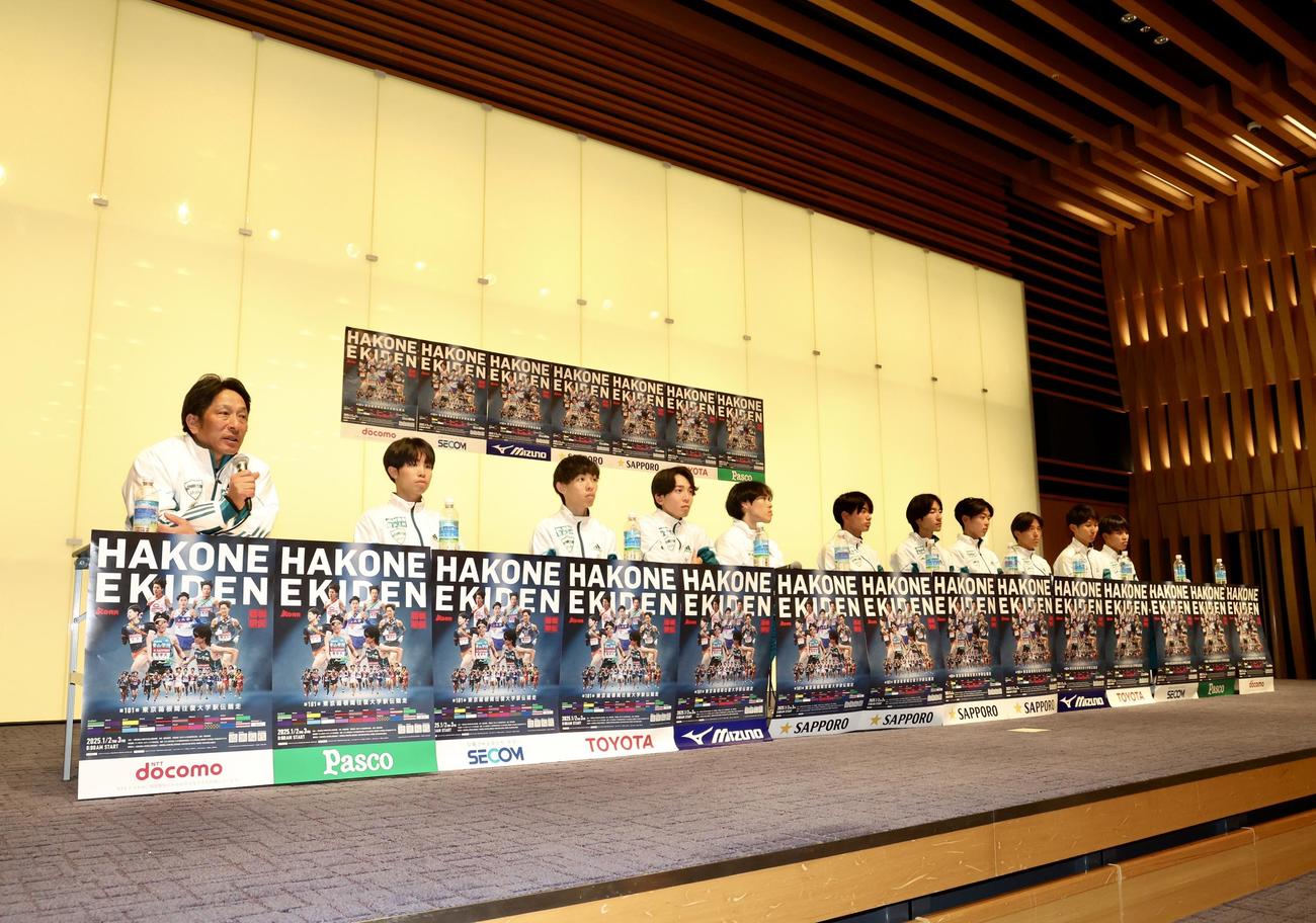 総合優勝を果たし、選手たちと会見に臨む青学大・原監督（左）（撮影・河田真司）