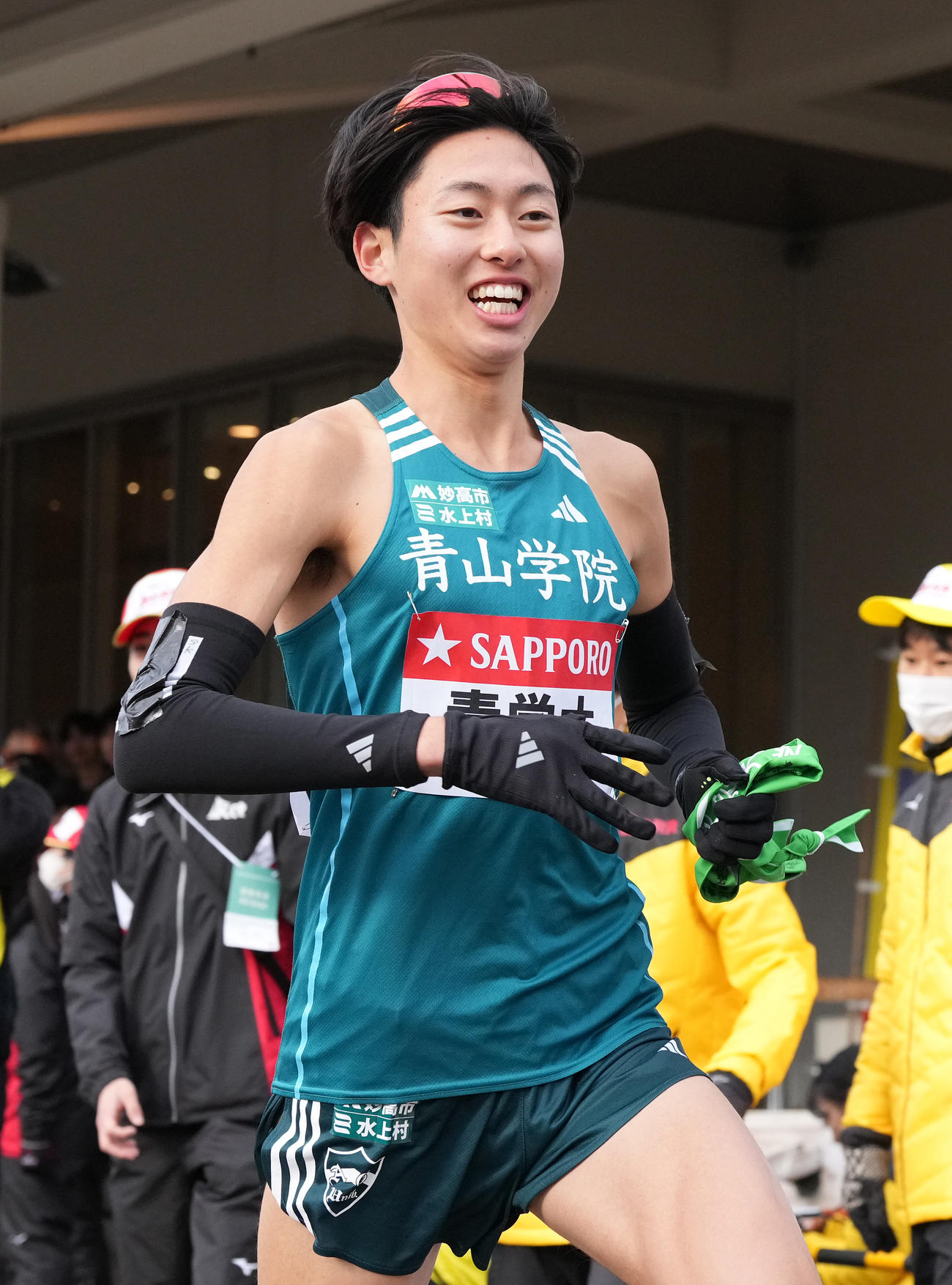 青学大7区白石は小田原中継所を出発する（撮影・鈴木みどり）