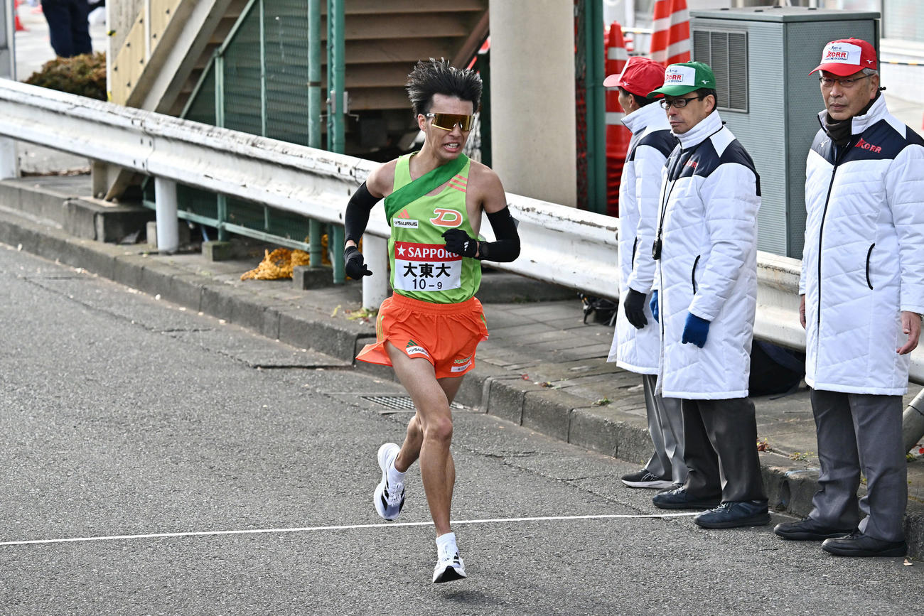 繰り上げスタート後に鶴見中継所にたどり着く大東大9区大谷（撮影・滝沢徹郎）