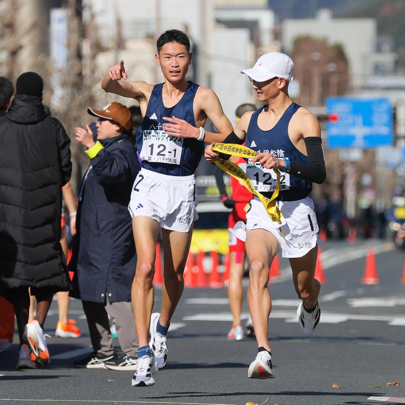 2024年12月22日、タスキを渡す八千代松陰の鈴木琉胤