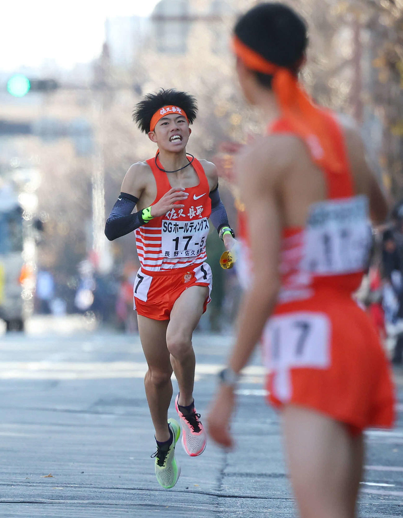 佐久長聖の佐々木哲（後方）（2023年12月撮影）