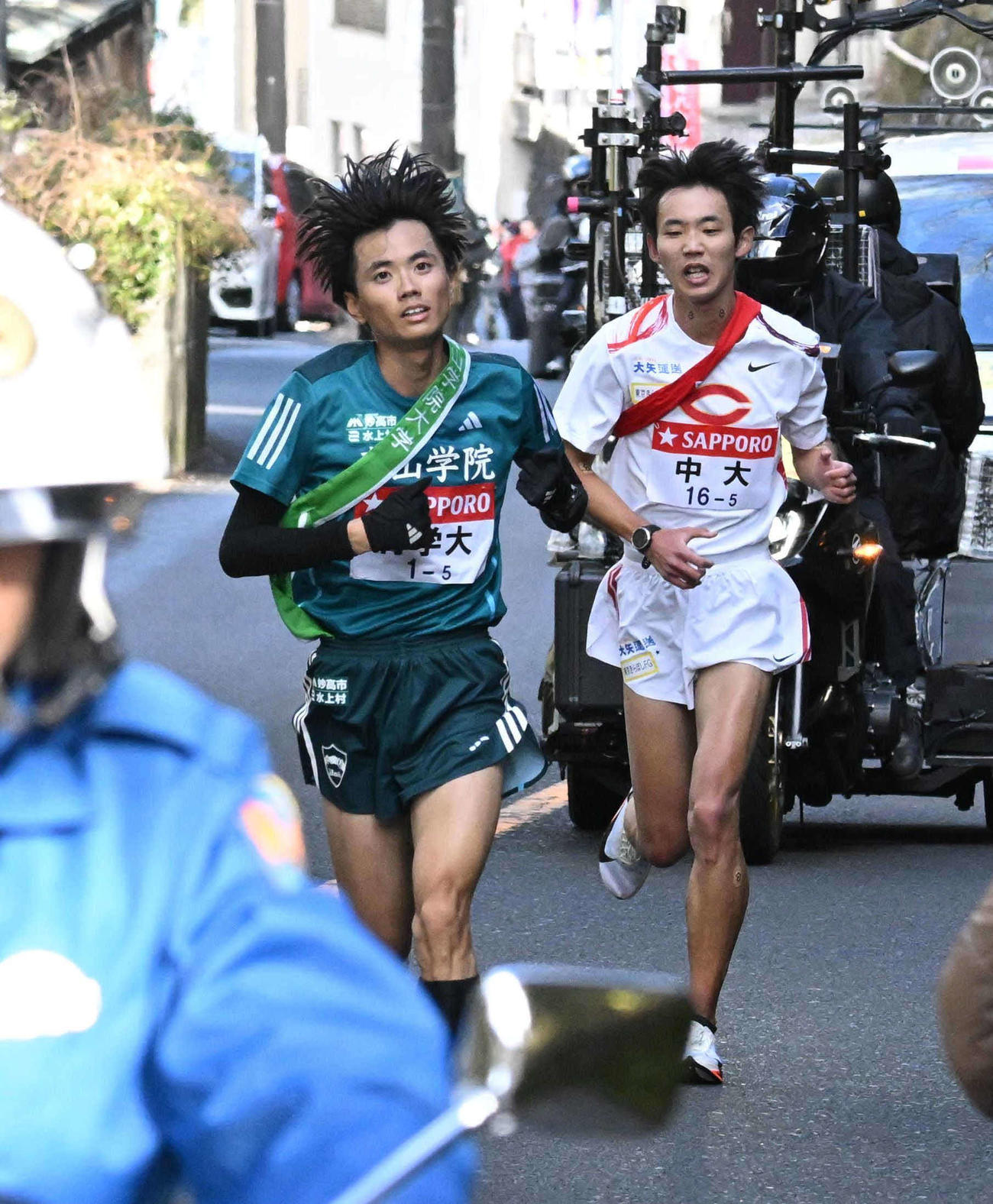 第101回箱根駅伝　往路　5区、中大・園木大斗（右）を抜きトップに立った青学大・若林宏樹