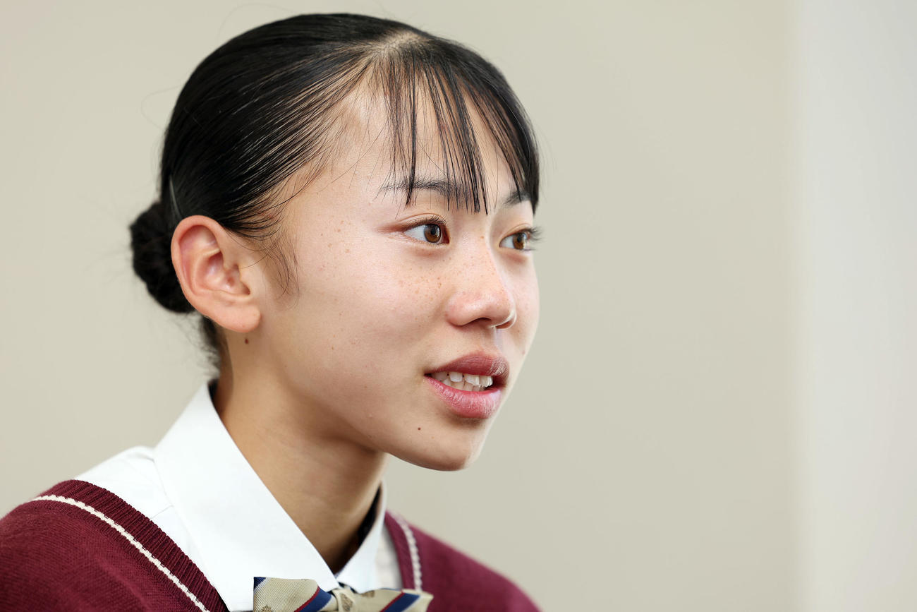 インタビューを受ける久保凜（撮影・前田充）＝2024年12月3日、東大阪大学敬愛高等学校