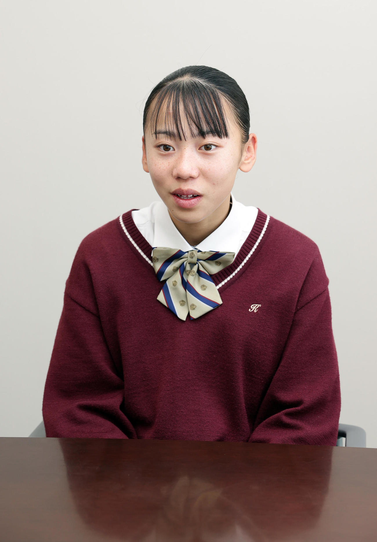 インタビューを受ける久保凜（撮影・前田充）＝2024年12月3日、東大阪大学敬愛高等学校