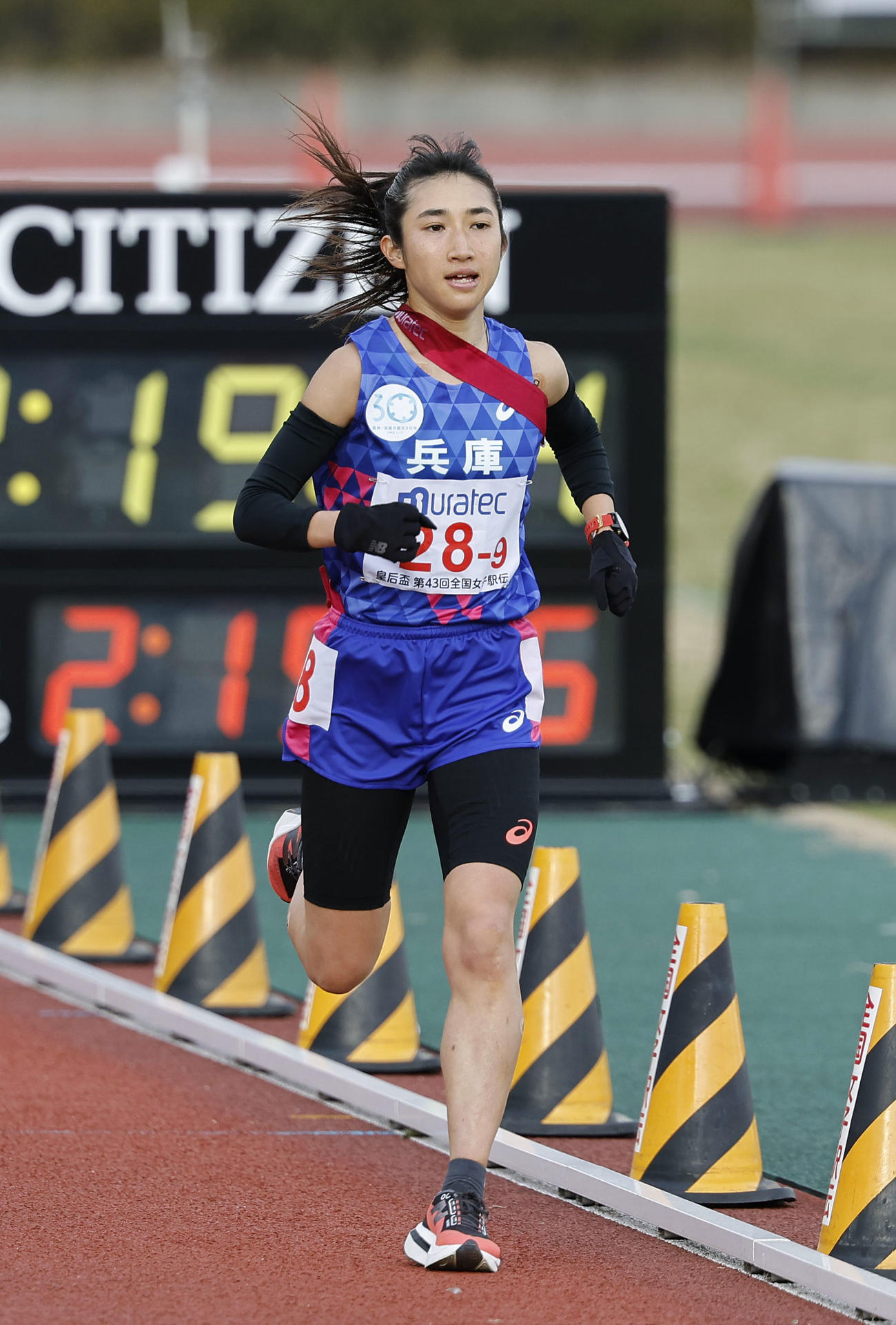 10位でゴールする兵庫のアンカー田中希実（共同）