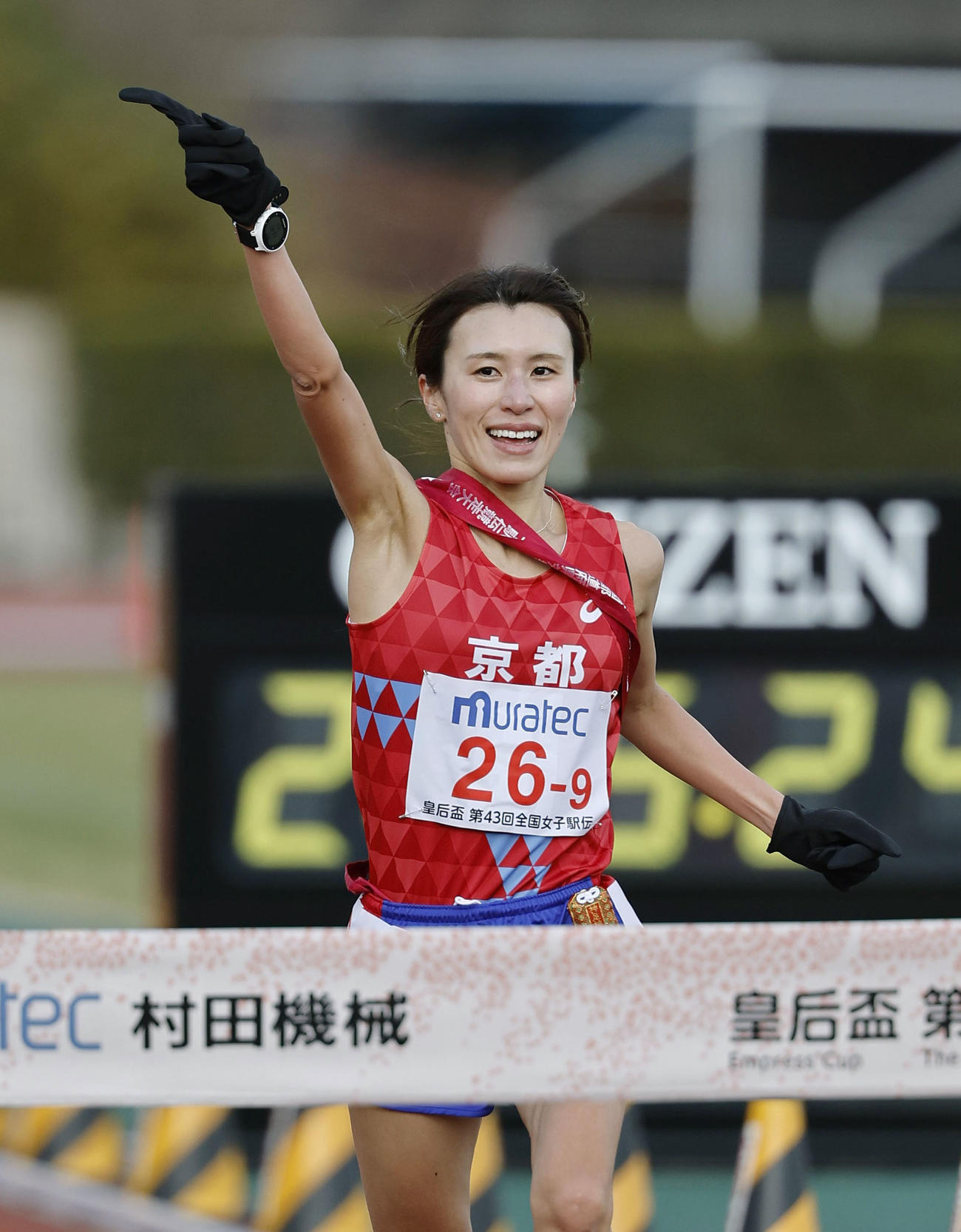 第43回全国都道府県対抗女子駅伝で1位でゴールする京都のアンカー川村楓。3年ぶり19度目の優勝を果たした（共同）