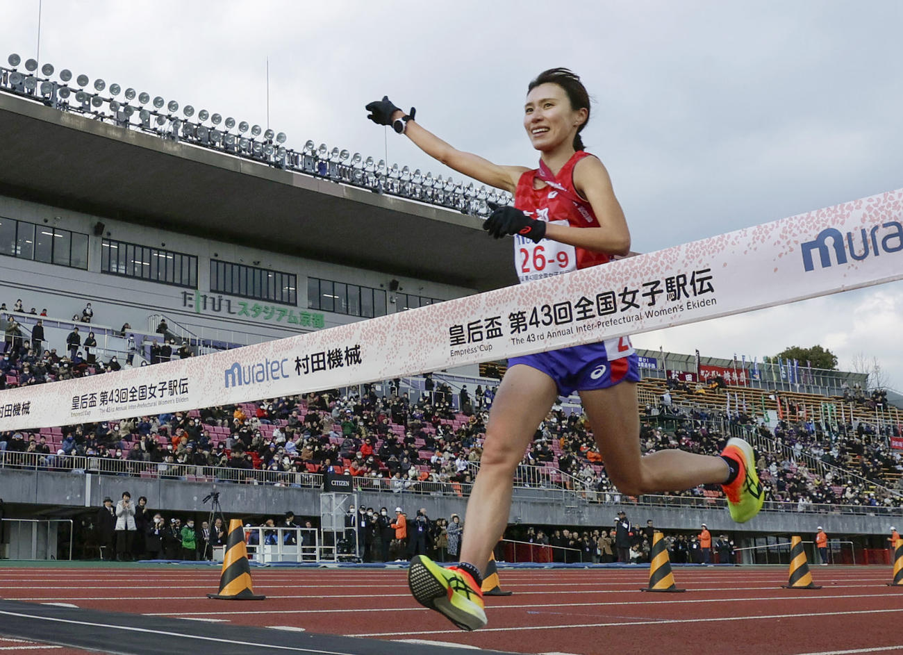 1位でゴールする京都のアンカー川村楓。3年ぶり19度目の優勝を果たした（共同）
