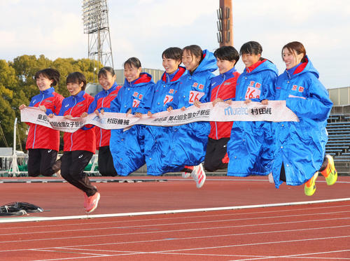 優勝を飾った京都の選手たち（撮影・上山淳一）