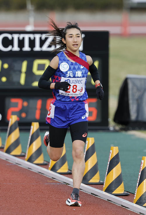 10位でゴールする兵庫のアンカー田中希実（共同）