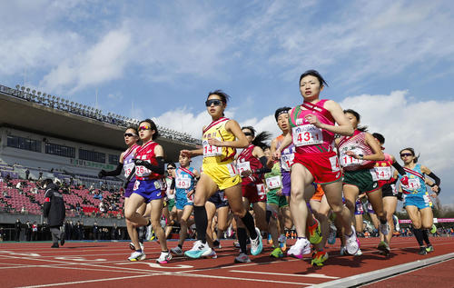 第43回全国都道府県対抗女子駅伝でスタートした選手たち（共同）