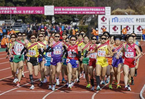第43回全国都道府県対抗女子駅伝でスタートする選手たち（共同）