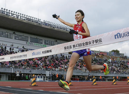 1位でゴールする京都のアンカー川村楓。3年ぶり19度目の優勝を果たした（共同）