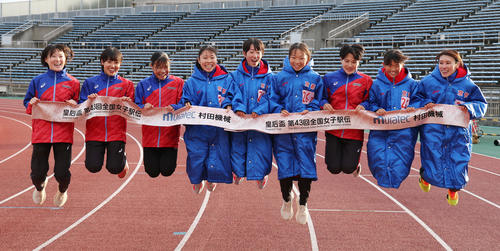 優勝し笑顔でジャンプする京都の選手たち。左から1区中地こころ、2区佐藤ゆあ、3区南村京伽、4区山本釉未、5区芦田和佳、6区村松灯、7区大西桃花、8区木下彩英、9区川村楓（撮影・前田充）
