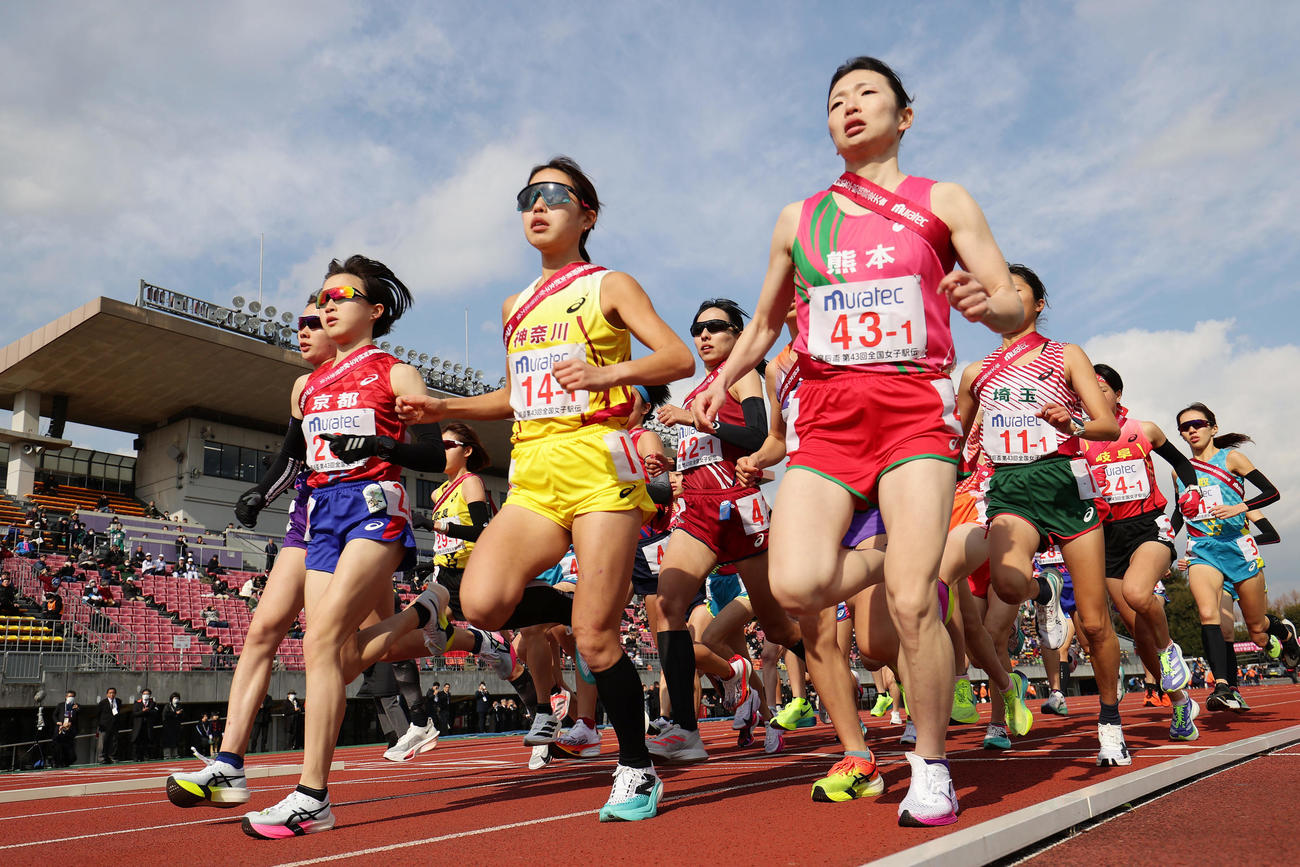 一斉にスタートする1区の選手たち（撮影・前田充）