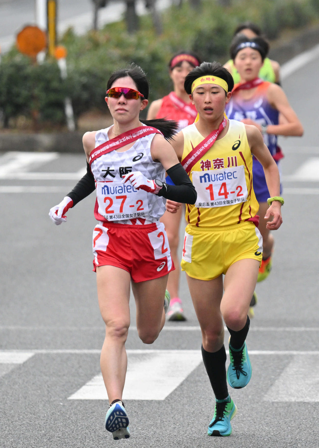 2区、一時先頭に立つ大阪の西出（左）と神奈川の勝呂（代表撮影）