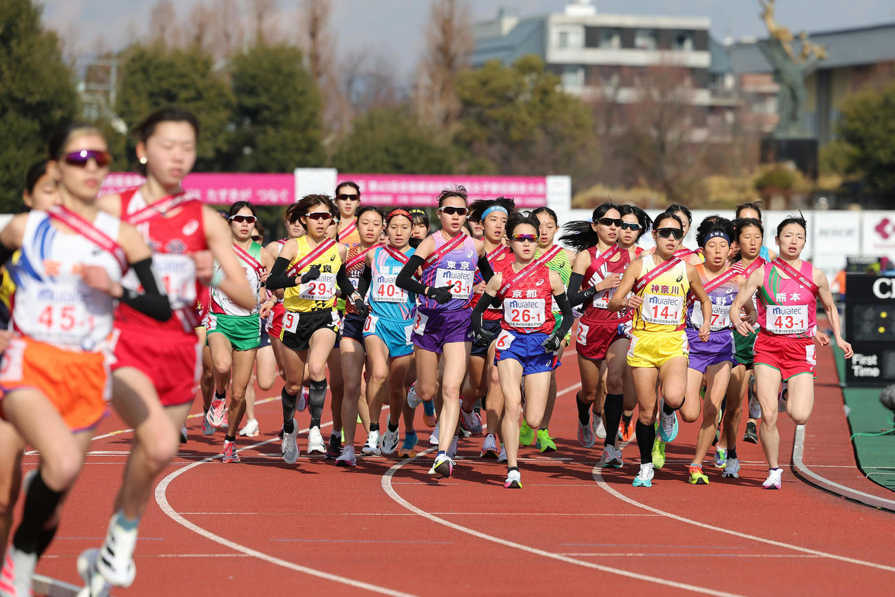 一斉にスタートする1区の選手たち（撮影・前田充）
