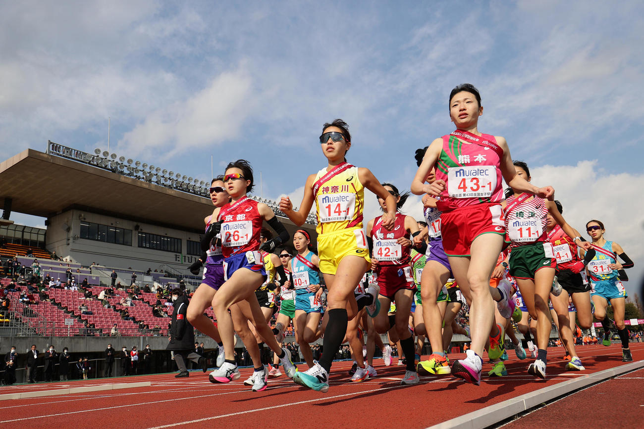 一斉にスタートする1区の選手たち（撮影・前田充）