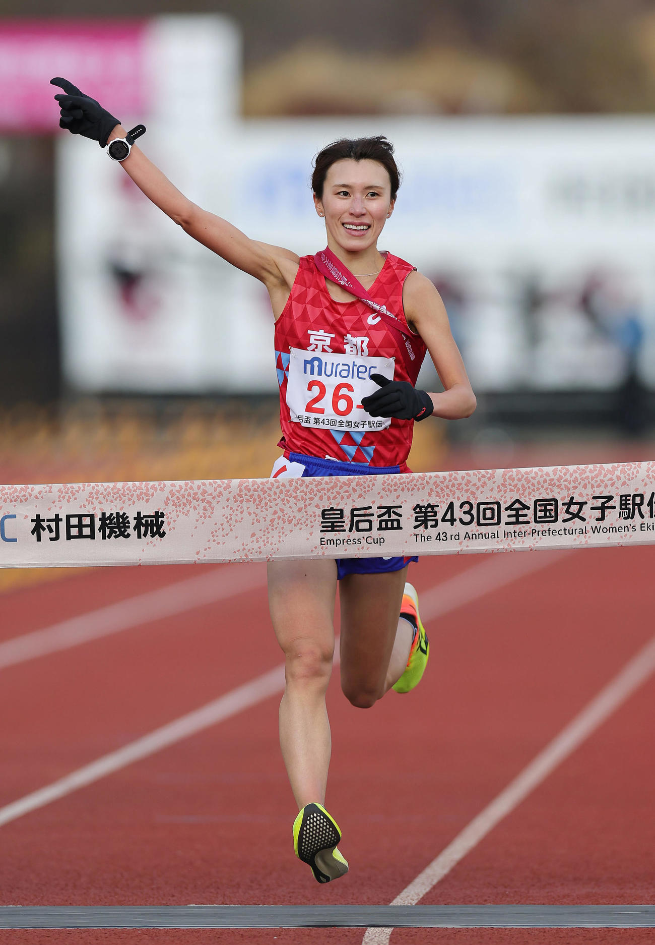 優勝のゴールテープを切る京都アンカーの川村楓（撮影・前田充）