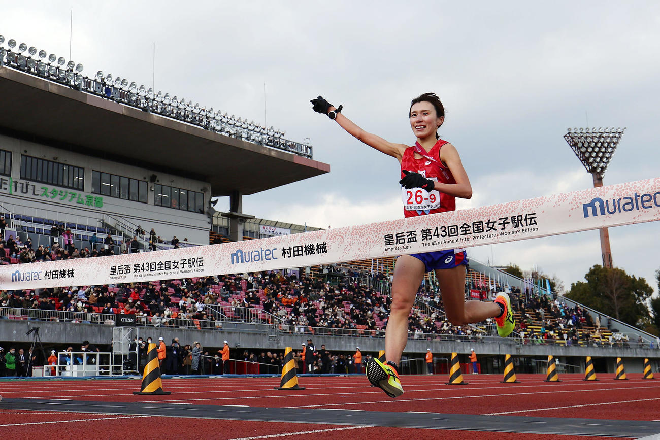 優勝のゴールテープを切る京都アンカーの川村楓（撮影・前田充）