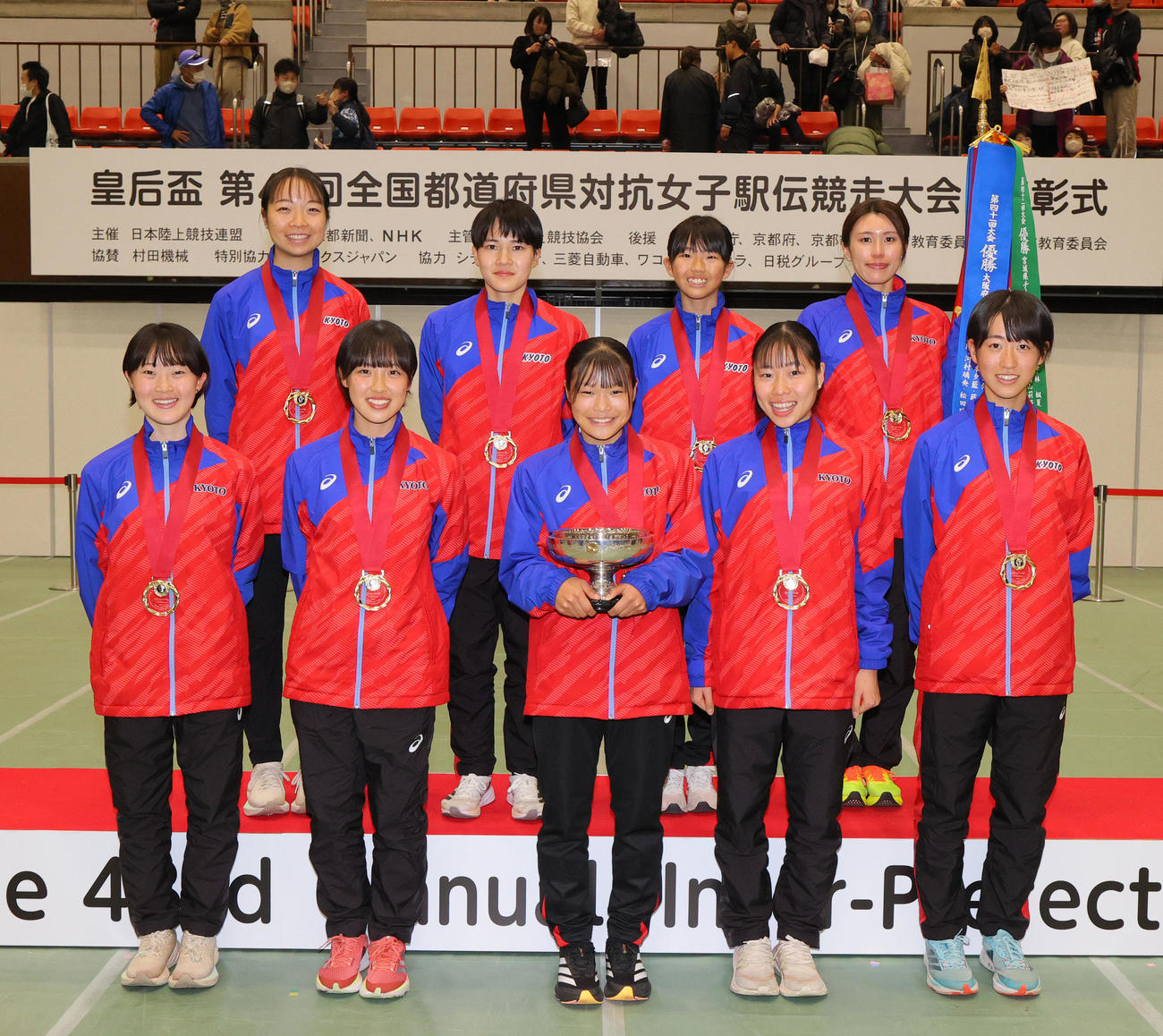 優勝を飾り笑顔で記念撮影する京都の選手たち（撮影・上山淳一）