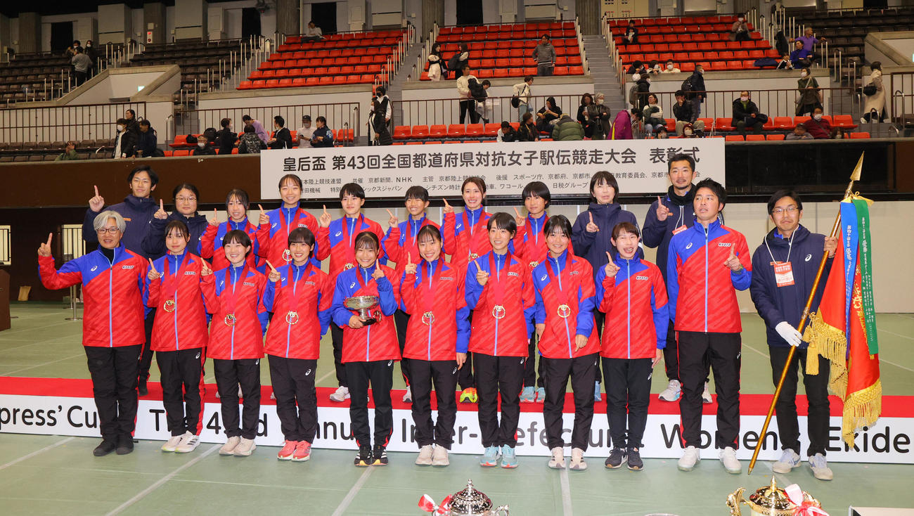 優勝を飾り笑顔で記念撮影する京都の選手たち（撮影・上山淳一）