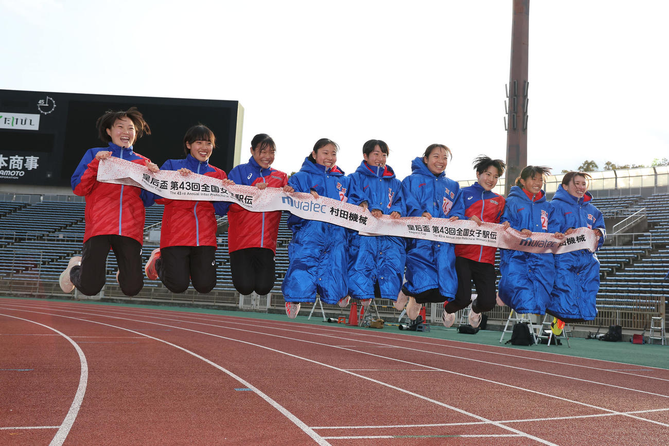 優勝し笑顔でジャンプする京都の選手たち。左から1区中地こころ、2区佐藤ゆあ、3区南村京伽、4区山本釉未、5区芦田和佳、6区村松灯、7区大西桃花、8区木下彩英、9区川村楓（撮影・前田充）