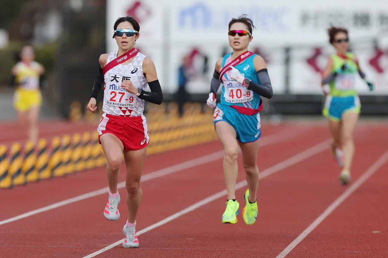 競技場ホームストレートで福岡アンカーの菅田雅香（中央）を抜き、2位でゴールする大阪アンカーの大森菜月（左）。右は千葉アンカーの伊澤菜々花（撮影・前田充）