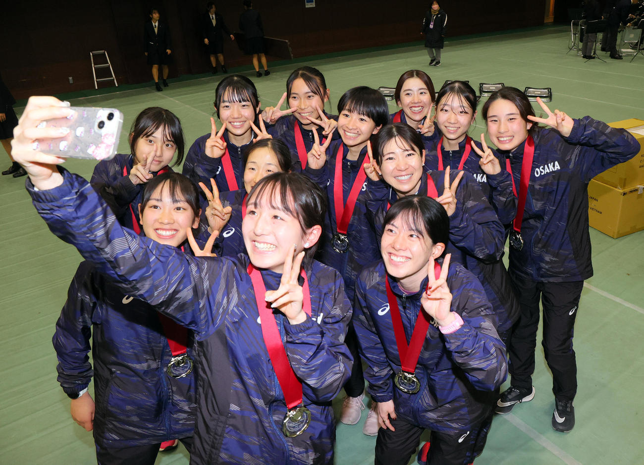 2位の大阪の選手たちは笑顔で記念撮影する（撮影・上山淳一）