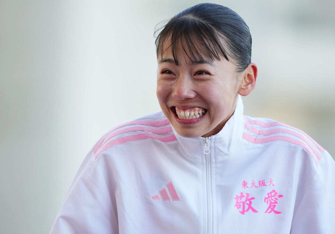笑顔を見せながら練習に臨む久保（撮影・垰建太）
