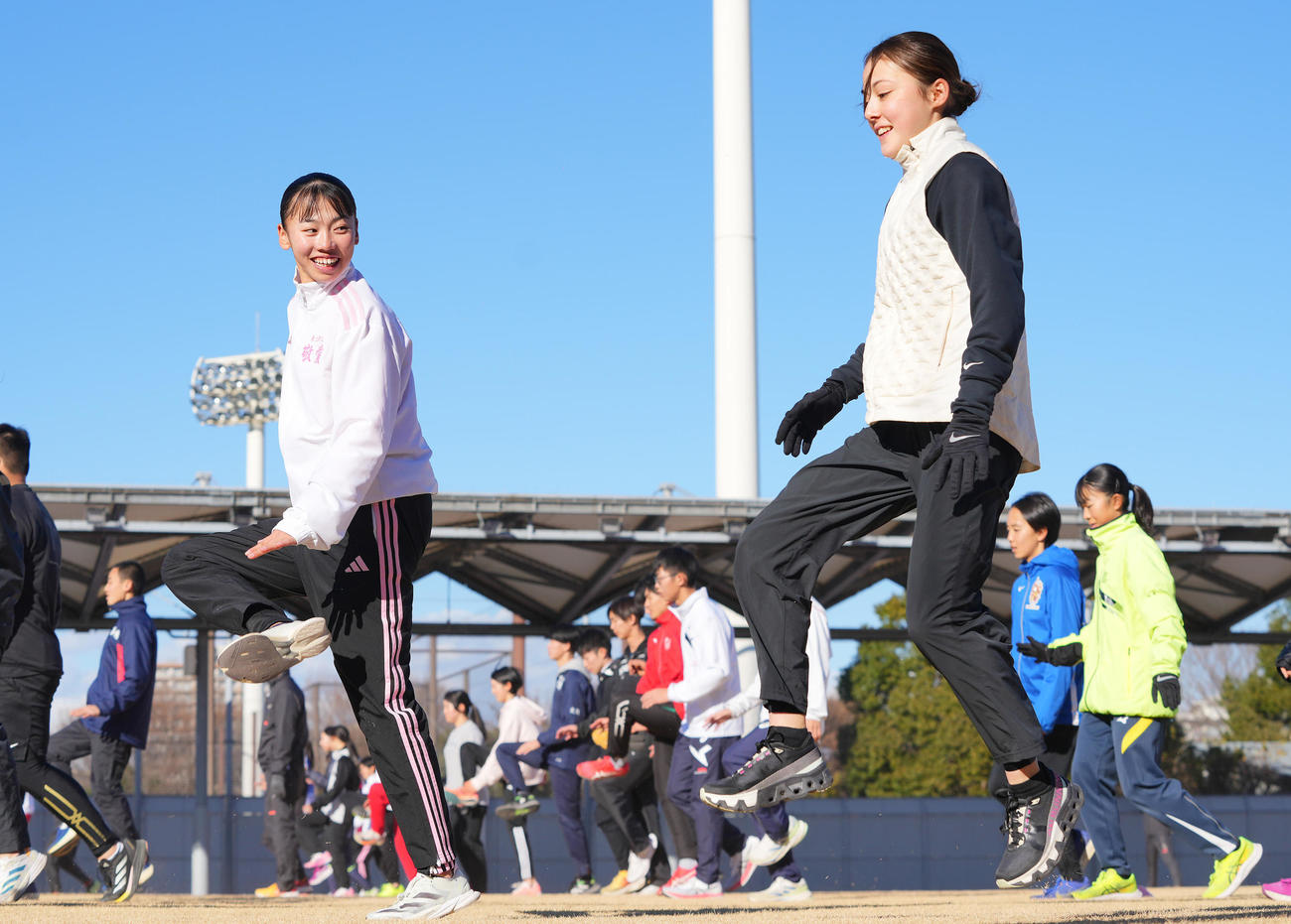 ドルーリー（手前）と笑顔を見せながら練習に臨む久保（撮影・垰建太）