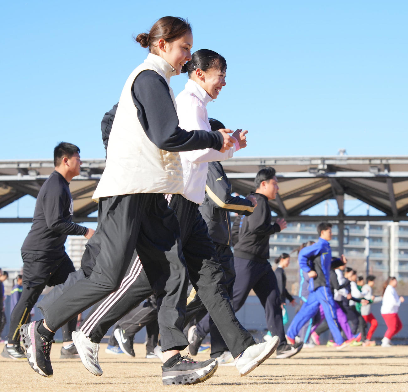ドルーリー（手前）と笑顔を見せながら練習に臨む久保（撮影・垰建太）