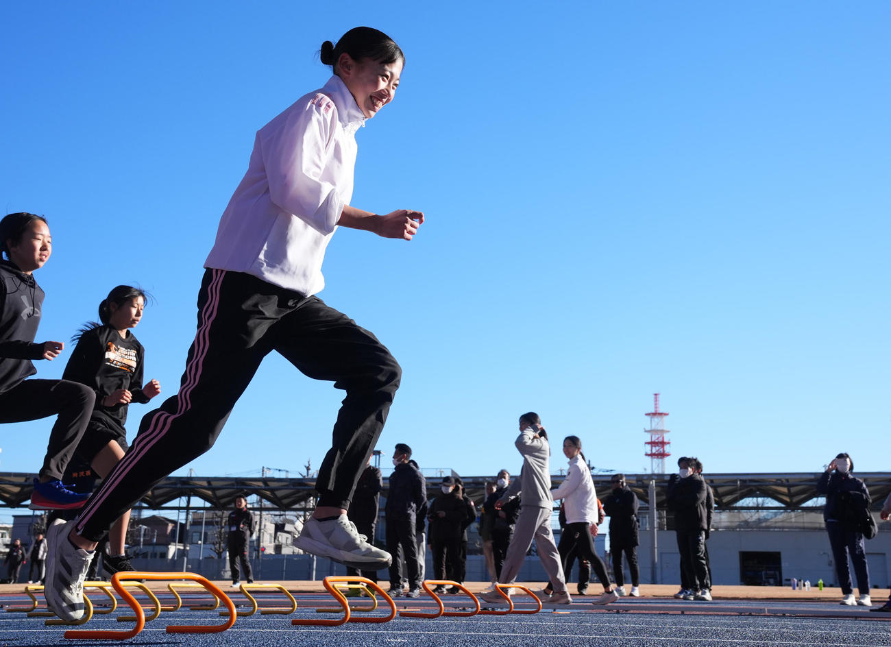 笑顔を見せながら練習に臨む久保（撮影・垰建太）