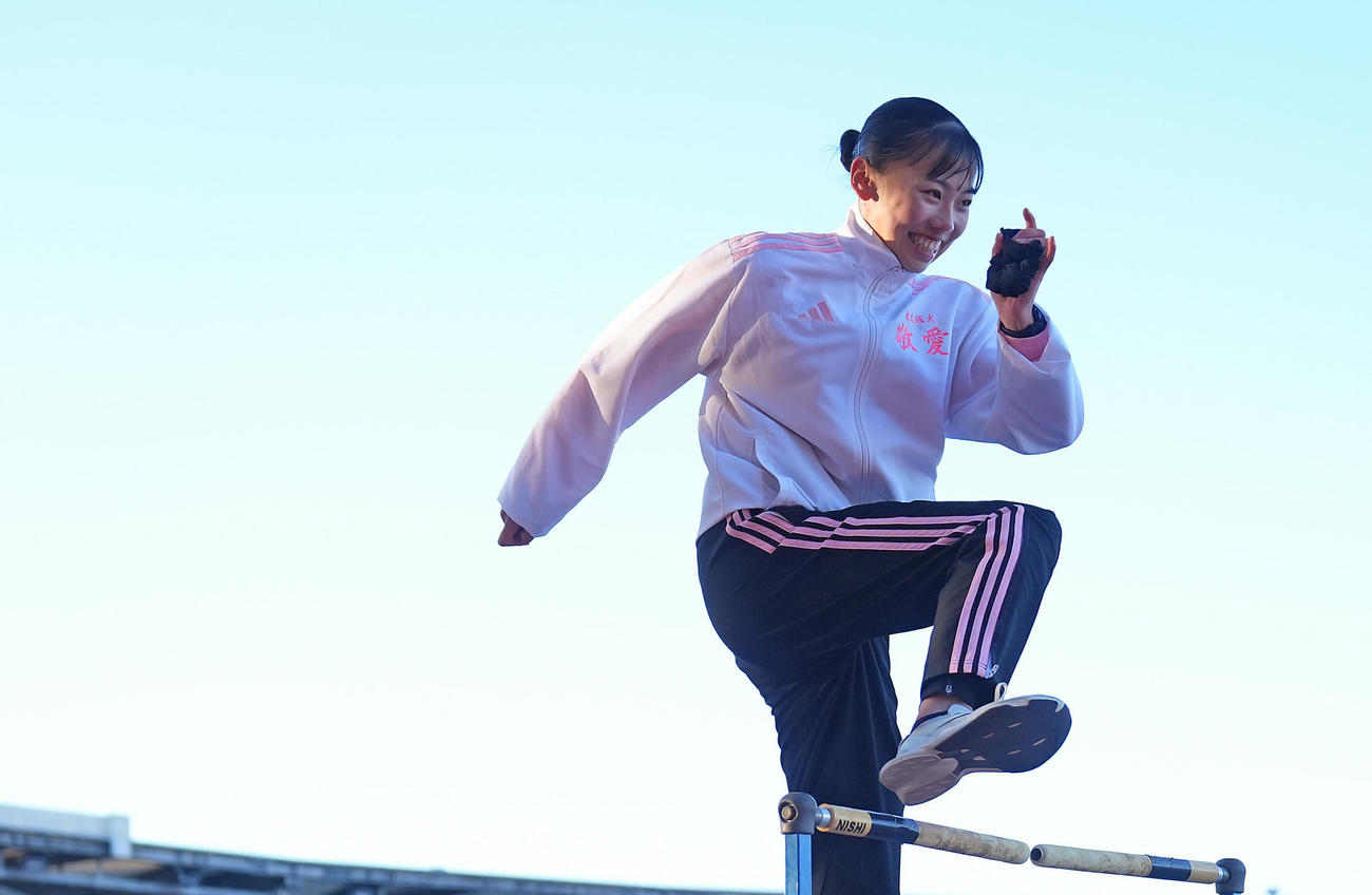 笑顔を見せながら練習に臨む久保（撮影・垰建太）