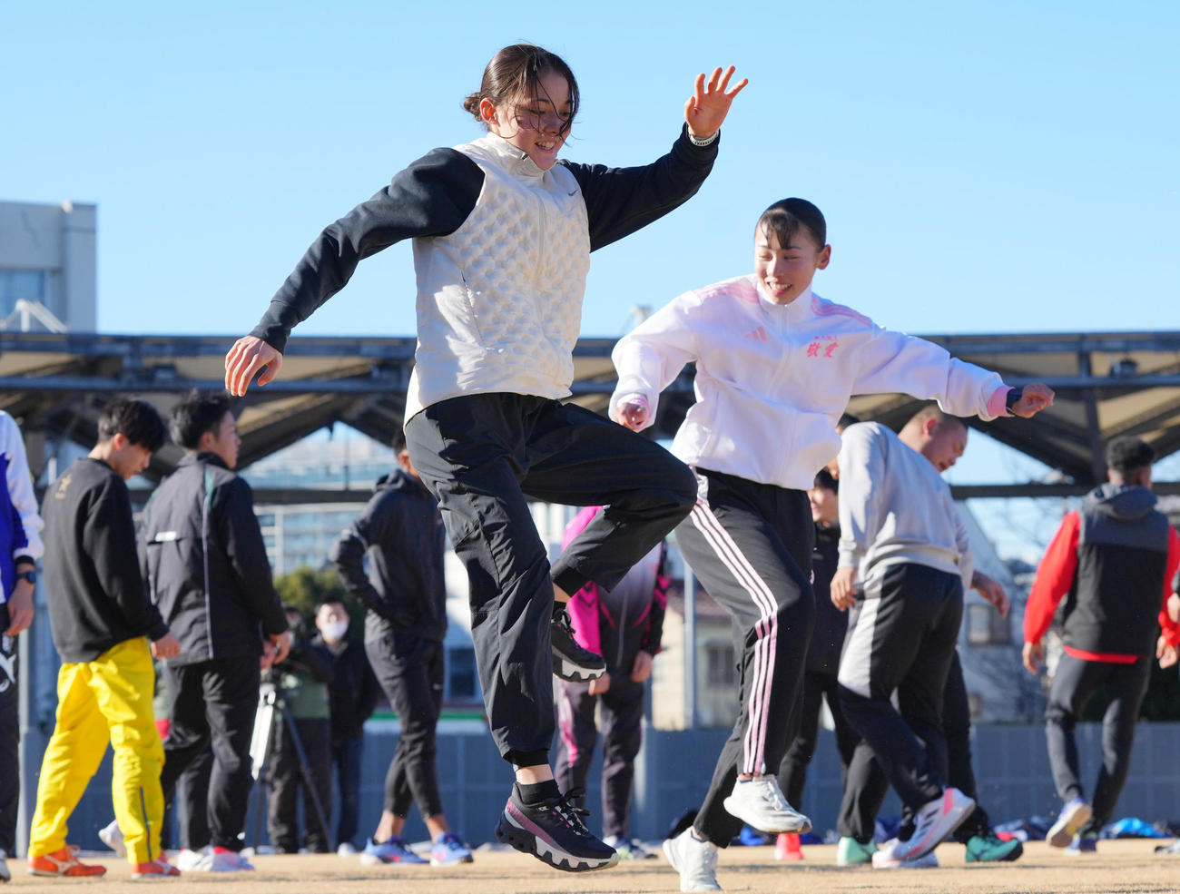 笑顔を見せながら練習に臨むドルーリー（手前）と久保（右）ら（撮影・垰建太）