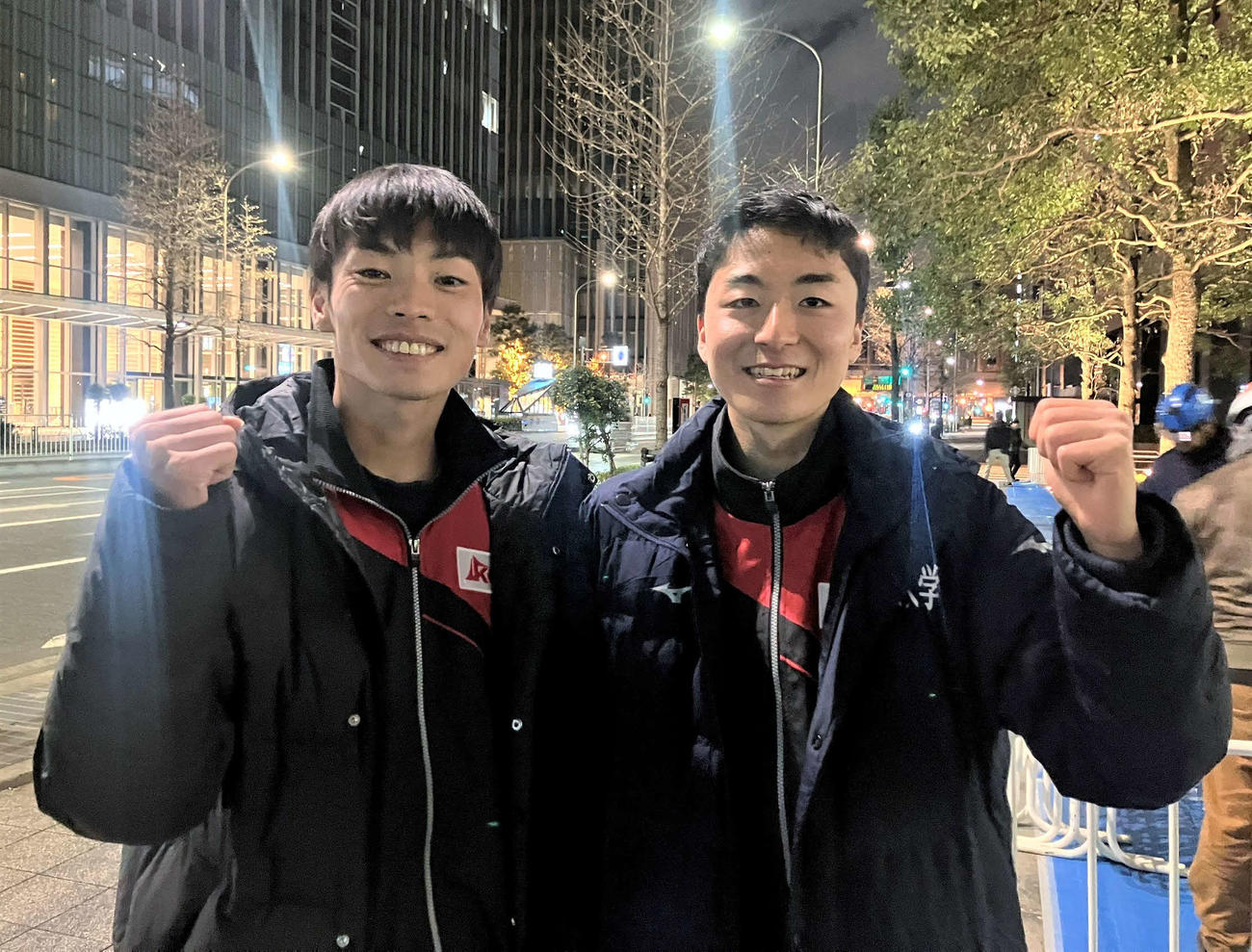 関東学生連合の一員として箱根駅伝を走った東大大学院の古川大晃（左）と東大の秋吉拓真。復路の夜に東京・大手町で笑顔を浮かべていた（撮影・藤塚大輔）
