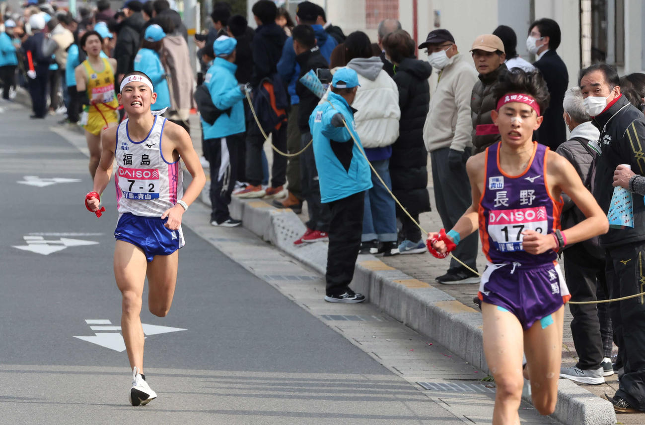 第2中継所手前で追い上げる福島の2区伊藤（手前左）（代表撮影）