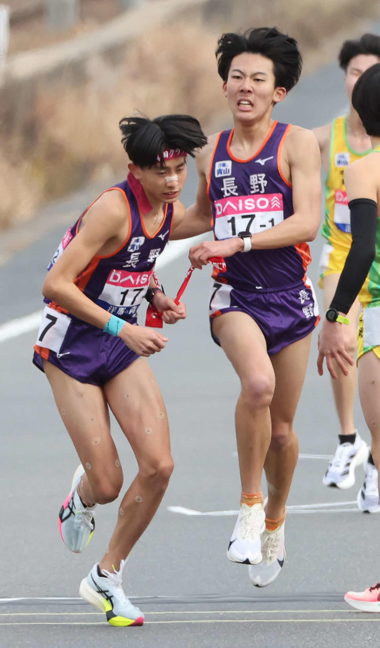長野の1区浜口（右）からたすきを受けて走り出す2区の増田（代表撮影）