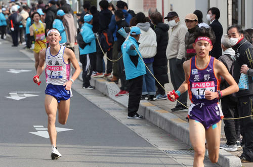 第2中継所手前で追い上げる福島の2区伊藤（手前左）（代表撮影）